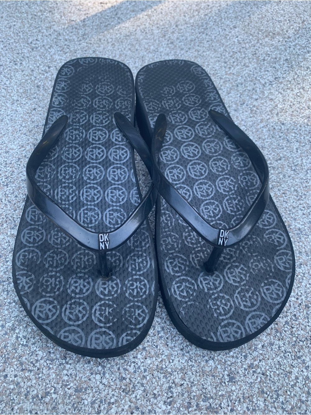 DKNY Platform Designer Flip Flops with Metal Logo Toe Detail  women’s size 8 - Picture 2 of 7